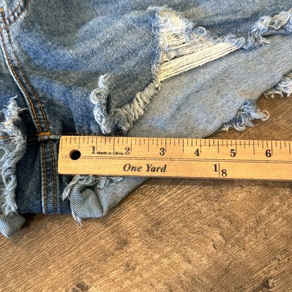 Denizen from Levi's Women's High Rise Jean Shorts Medium Wash Size 18 - Picture 4 of 9